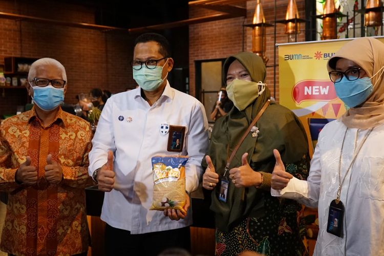  Direktur Utama Perum Bulog Budi Waseso meluncurkan produk barun berupa beras singkong dengan merek Besita di Jenderal Coffee Nusantara Buwas, Bandung, Selasa (15/12/2020).