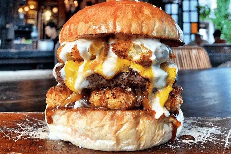 Strawberry Fields adalah tempat yang menyajikan makanan dengan penuh warna, salah satunya burger yang termasuk ke dalam jajaran burger terenak di Bali.