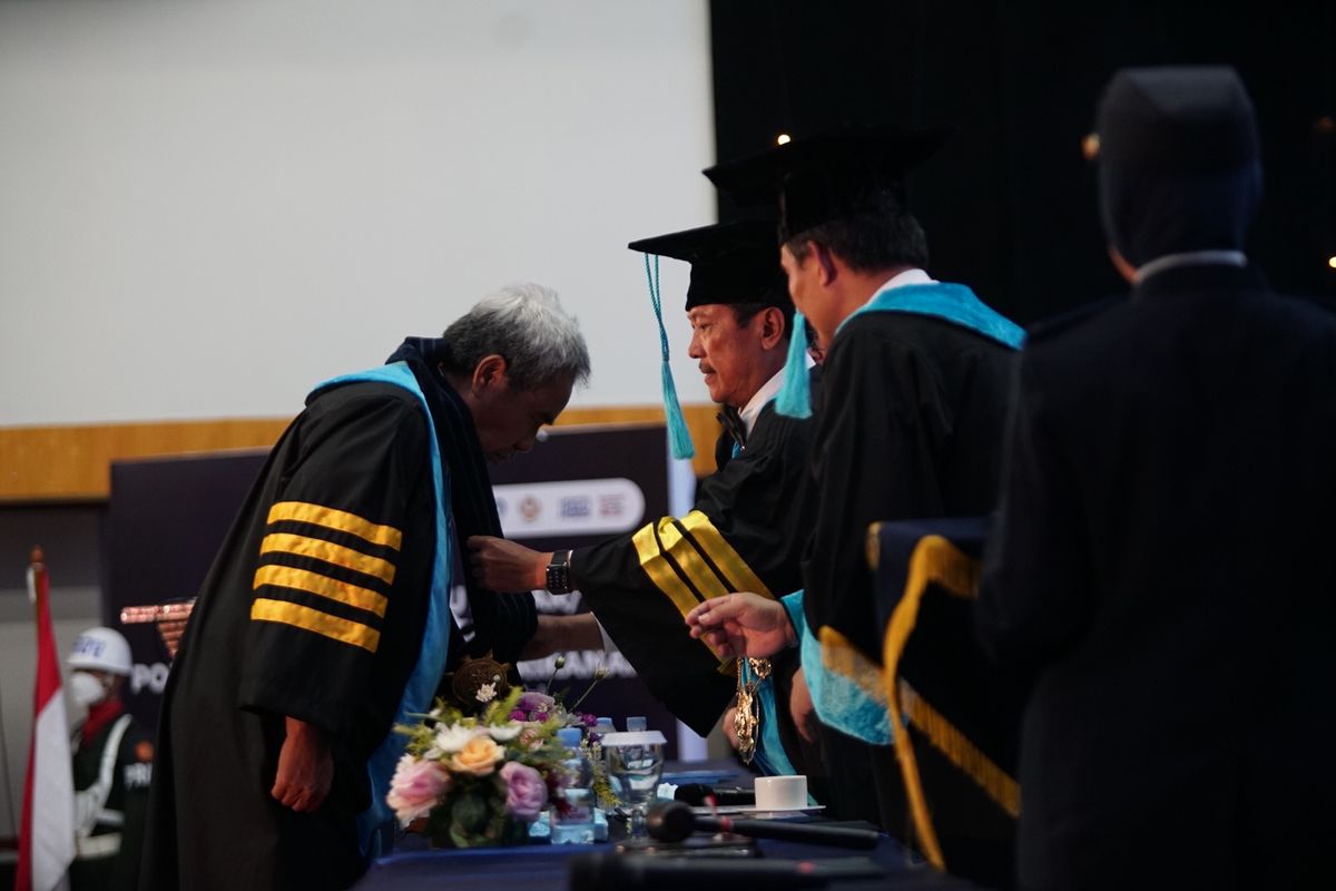 Menteri Kelautan dan Perikanan (Menteri KP) Sakti Wahyu Trenggono dalam acara pengukuhan guru besar tersebut di Politeknik Ahli Usaha Perikanan (AUP), Jakarta Selatan, Kamis (26/1/2023).
