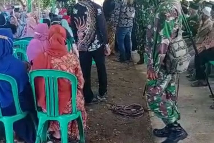 Video pembubaran paksa hajatan pernikahan warga Dusun Tlogomulyo, Desa Boloh, Kecamatan Toroh, Kabupaten Grobogan, Jawa Tengah oleh sejumlah anggota TNI viral di media sosial baru-baru ini. 