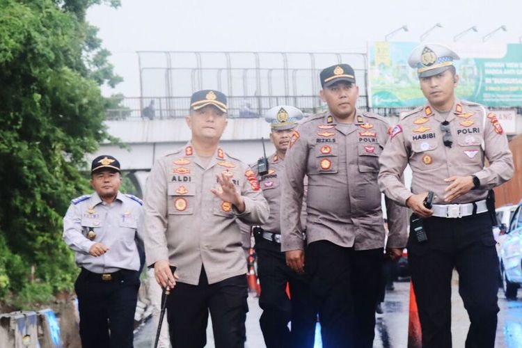 Kapolres Karawang AKBP Aldi Subartono dan jajaran saat mengecek tol Jakarta-Cikampek, Jumat (16/12/2022).