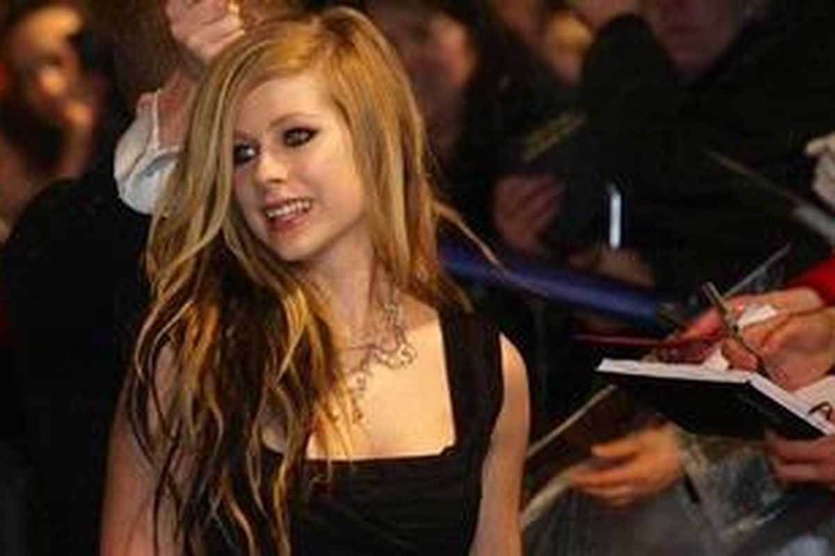 Avril Lavigne dalam sesi pemberian tanda tangan kepada para penggemar ketika menghadiri pemutaran perdana film Alice in Wonderland di Odeon Cinema, Leicester Square, London, 25 Februari 2010.