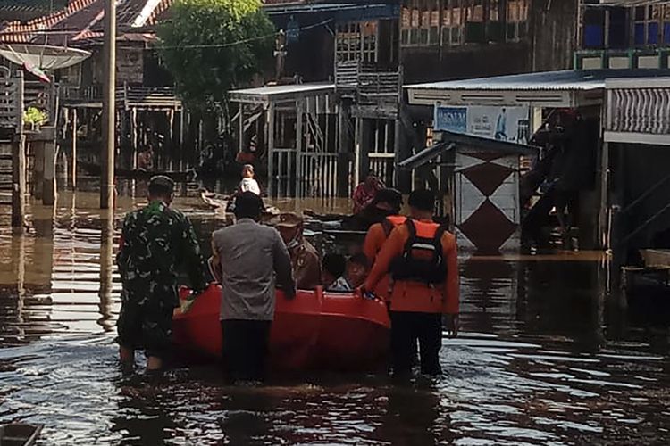 Petugas gabungan mengevakuasi warga dengan menggunakan perahu karet lantaran tiga dusun di i Desa Petaling, Kecamatan Lais, Kabupaten Musi Banyuasin (Muba), Sumatera Selatan terendam banjir, Kamis (18/11/2021).