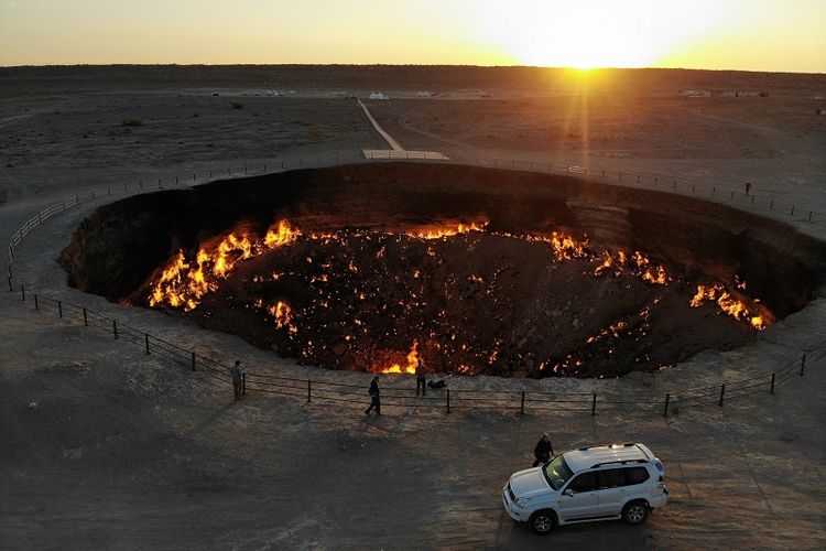 Lubang neraka alias kawah Darvaza di Turkemenistan.