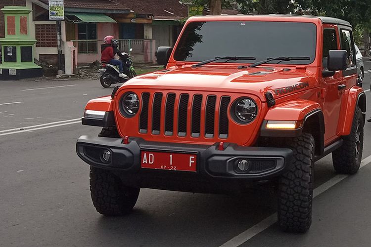 mobil dinas Bupati Karanganyar Jeep Wrangler Rubicon saat melintas di jalan raya wilayah Karanganyar.