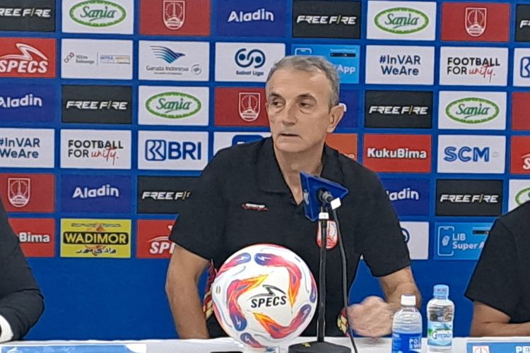 Pelatih Persis Solo, Milomir Seslija setelah laga Persis Solo vs PSIS Semarang, digelar di Stadion Manahan Solo, pada Sabtu (17/8/2024), malam.