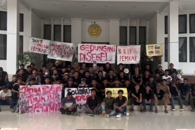 Pemkab Kembali Ingkar Janji soal Jalan Rusak, Warga Duduki Kantor Bupati Muarojambi