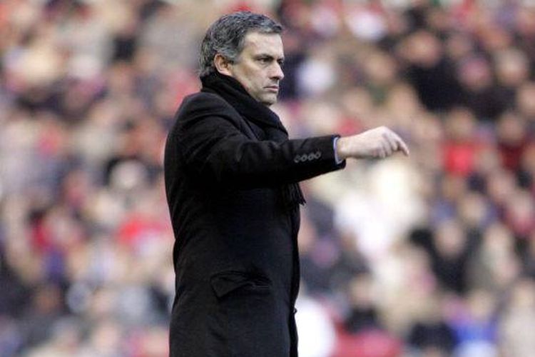 Jose Mourinho memberi instruksi dalam pertandingan Liga Inggris antara Middlesbrough vs Chelsea di Stadion Riverside, Middlesbrough 11 Februari 2006. FOTO AFP Martyn Harrison (Foto oleh MARTYN HARRISON / AFP)