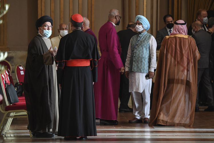 Para pemimpin agama berkumpul untuk sebuah konferensi tentang ancaman perubahan iklim di Vatikan pada Senin (4/10/2021). [Alessandro Di Meo, Pool via AP]