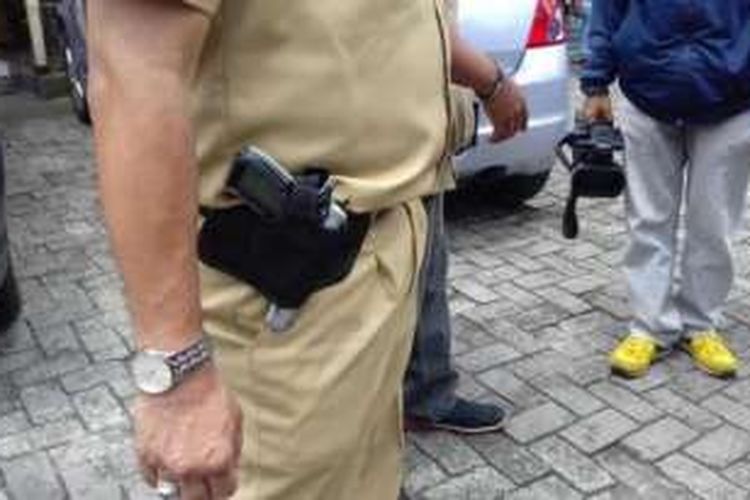 Kepala Disperindag Kota Bogor, Bambang Budiarto, membawa pistol merek FN yang terselip di sarungnya saat memimpin razia gas di sejumlah restoran di Kota Bogor, Selasa (22/3/2016). 