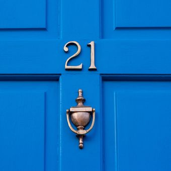Ilustrasi pintu rumah berwarna biru laut