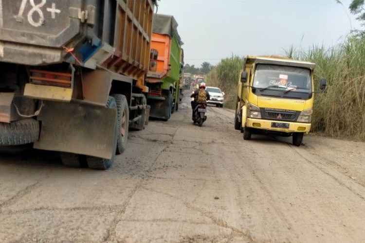 Ruas jalan di wilayah Gunungsindur, Kabupaten Bogor, Jawa Barat, sering dilalui truk pengangkut hasil pertambangan.