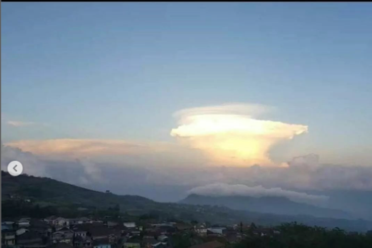 Tangkapan layar unggahan soal awan unik di sisi Gunung Merapi