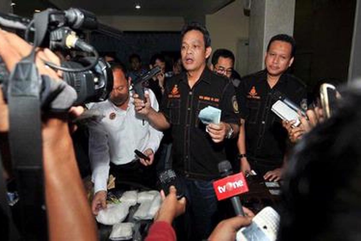 Direktur Tindak Pidana Narkoba Mabes Polri Brigadir Jenderal (Pol) Arman Depari menjelaskan kepada wartawan mengenai penangkapan anggota jaringan narkoba di Medan, Senin (15/10/2012). Polisi menangkap delapan tersangka serta menyita 5 kilogram sabu, sepucuk pistol, uang Rp 17 juta dan RM 200.000. 