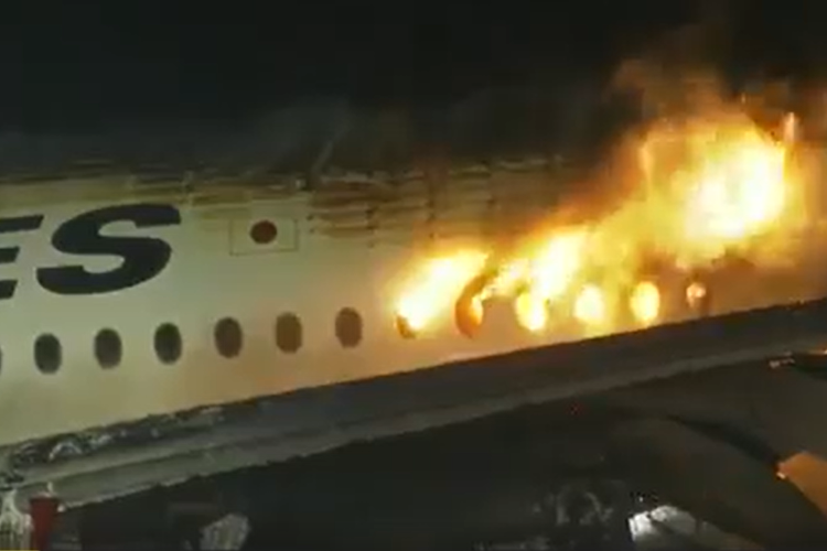 Tangkapan layar video siaran dari Sky News yang menampilkan pesawat Japan Airlines terbakar di Bandara Tokyo pada Selasa (2/1/2024).