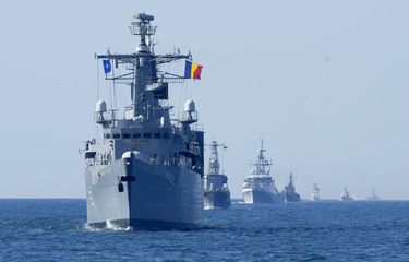 Kapal perang NATO berada dalam formasi pertempuran dalam latihan gabungan Sea Breeze 2021 di Laut Hitam, Jumat (9/7/2021). Ukraina dan NATO telah melakukan latihan di Laut Hitam yang melibatkan puluhan kapal perang selama dua pekan menyusul konfrontasi antara pasukan militer Rusia dan kapal perusak Inggris di lepas pantai Criema bulan lalu.