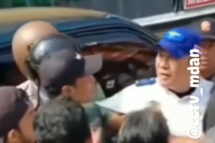 Anggota Dishub Medan hendak menangkap preman yang mengintimidasi petugas parkir di Jalan Jawa, Kota Medan, Kamis (1/8/2024)