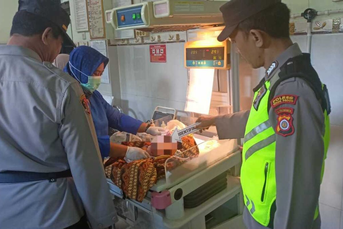 Polisi mengusut kasus temuan bayi dalam lubang jamban pada Kapanewon Lendah, Kabupaten Kulon Progo, Daerah Istimewa Yogyakarta. Polisi masih menyelidiki kasus, motif dan orangtua bayi.