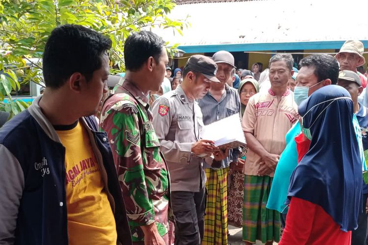 Polisi didampingi Koramil setempat meminta keterangan para saksi, usai NNR (8) dan AZF (9) tewas lantaran tenggelam di sungai Desa Tracal, Kecamatan Karanggeneng, Lamongan, Jawa Timur, Minggu (15/1/2023).