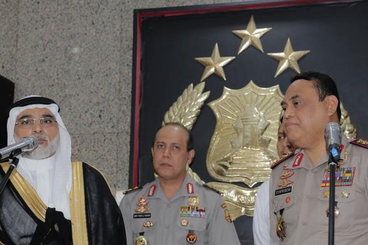 Duta Besar Arab Saudi Osama bin Mohammed Abdullah Al Shuaibi dan Wakil Kapolri Komjen Pol Syafruddin saat memberikan keterangan pers di Mabes Polri, Jakarta, Senin (27/2/2017). Pertemuan ini untuk membahas kunjungan Raja Arab Saudi Salman bin Abdulaziz ke Indonesia pada 1-9 Maret 2017 mendatang.
