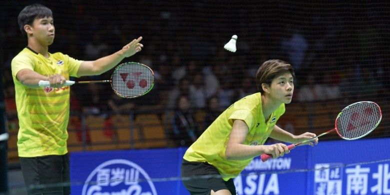 Pasangan ganda campuran Thailand, Dechapol Puavaranukroh/Sapsiree Taerattanachai, saat menjalani pertandingan babak final melawan Lu Kai/Huang Yaqiong (China) pada Kejuaraan Asia 2017 di Wuhan, China, Minggu (30/4/2017).