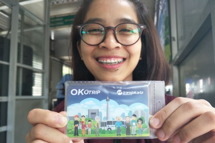 Caezar Icha, pelanggan transjakarta yang baru saja membeli kartu Ok Otrip, Selasa (26/12/2017).
