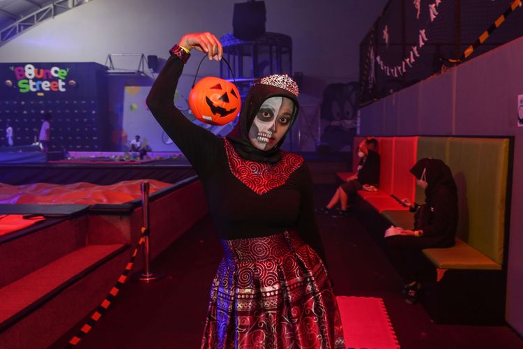 Pengunjung mengenakan kostum unik berbagai karakter saat pesta Halloween di Bounce Street Asia Trampoline Park, Kelapa Gading, Jakarta Utara, Sabtu (29/10/2022). Pesta Halloween menawarkan pengalaman baru bagi pengunjung di Bounce Street Asia.