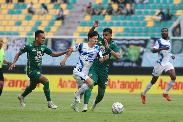 Aksi Taisei Marukawa (tengah) dalam laga Liga 1 2023-2024 antara Persebaya vs PSIS di Stadion Gelora Bung Tomo, Selasa (30/1/2024).