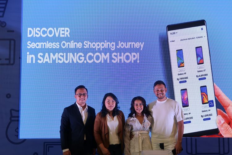 Dari kiri ke kanan: Online Business Senior Manager Samsung Electronic Indonesia Sintara Nyotowijoyo, Corporate Marketing Director Samsung Electronics Indonesia Elvira Jakub, serta Dwi Sasono dan Widi Mulya dari Samsung Family dalam acara peluncuran E-store Samsung di Jakarta, Selasa (15/1/2019).