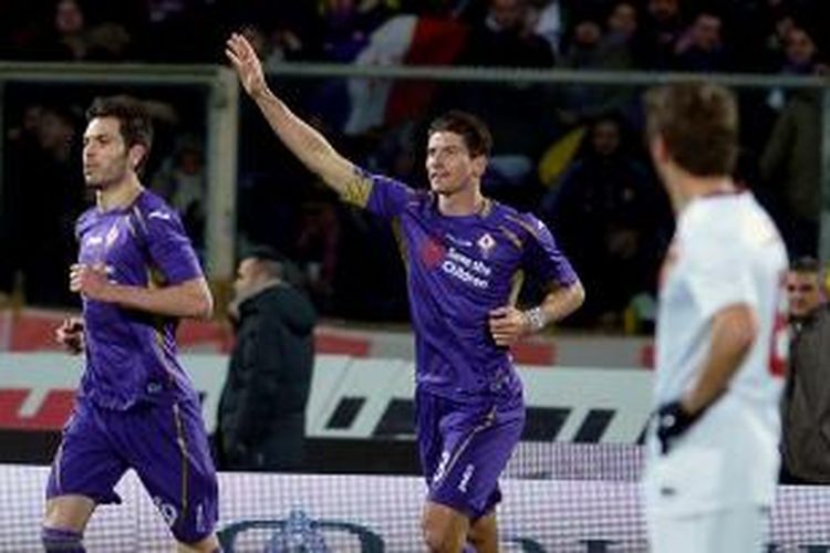 Penyerang Fiorentina Mario Gomez (tengah) merayakan golnya ke gawang AS Roma, pada pertandingan Serie-A, di Artemio Franchi, Florence, Minggu (25/1/2015).