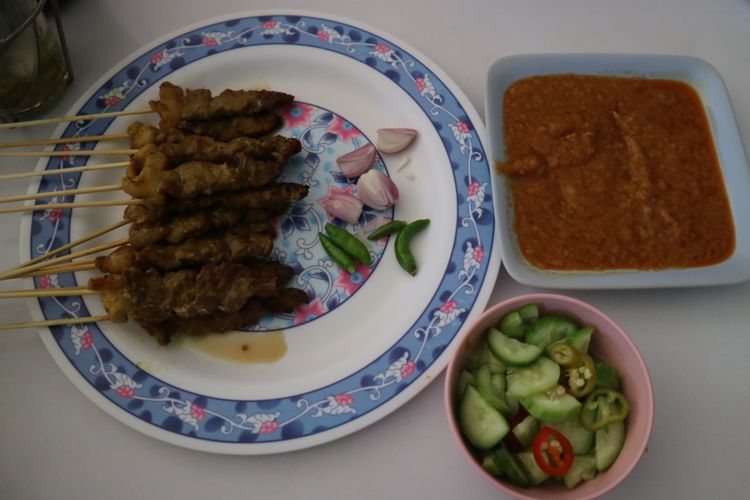 Satay jadi salah satu hidangan komunitas muslim di Chiangmai Thailand. Hidangan ini tersaji di Resto Khao Soi Moslem, Jalan Charoenprated1, Chiangmai.
