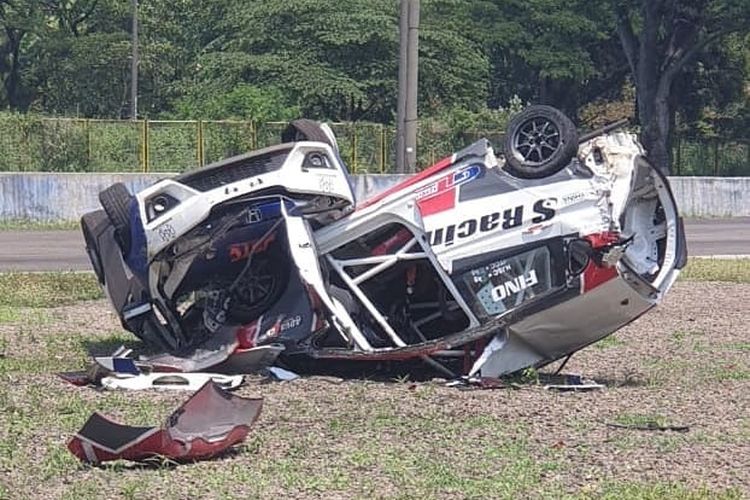 Dua Honda Jazz terbalik saat balap Honda Jazz Speed Challenge di Sirkuit Sentul, Minggu (10/11/2019)