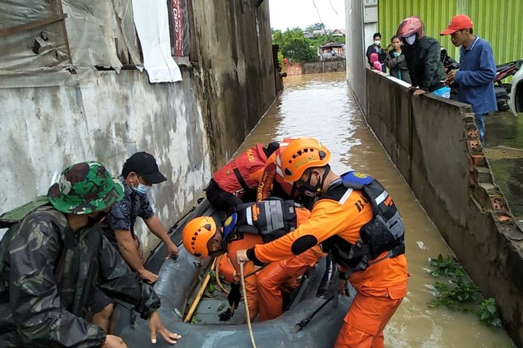 Proses evakuasi tim gabungan di Kecamatan Jelutung Kota Jambi, pada Kamis (31/12/2020).