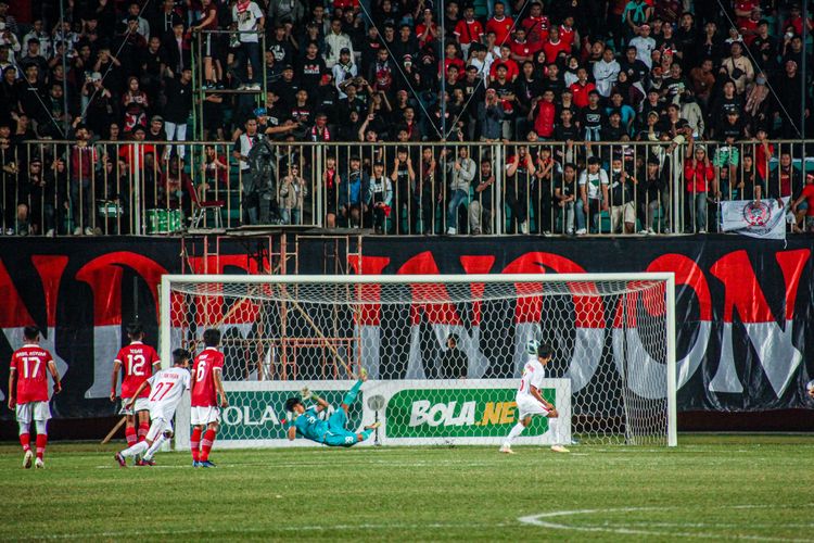 Timnas Vietnam U16 mencetak gol ke gawang Indonesia dari titik putih lewat sepakan Nguyen Cong pada menit ke-40 di Stadion Maguwoharjo, Sabtu (6/8/2022) malam WIB.