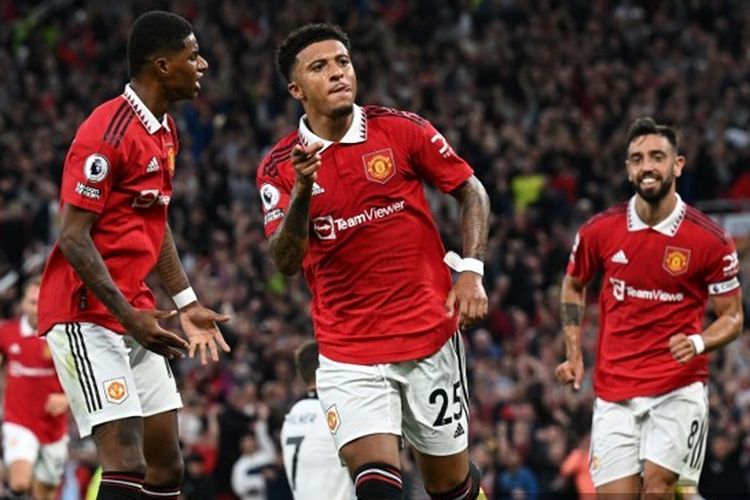 Jadon Sancho (tengah) berselebrasi setelah membobol gawang Liverpool pada laga pekan ketiga Liga Inggris 2022-2023 di Stadion Old Trafford, Selasa (23/8/2022) dini hari WIB. Laga Man United vs Liverpool berakhir dengan skor 2-1. Terkini, laga Man United vs Arsenal akan tersaji pada pekan keenam Liga Inggris 2022 di Old Trafford, Minggu (4/9/2022) malam WIB.