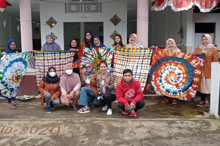 Anggota Lingkar Sosial Indonesia (LINKSOS) foto bersama anggota dan hasil karya batiknya.