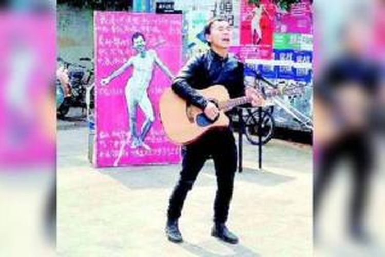 He Chengyun beraksi dengan gitar dan foto bugilnya untuk menarik perhatian para mahasiswi di Hubei Art College, China. 