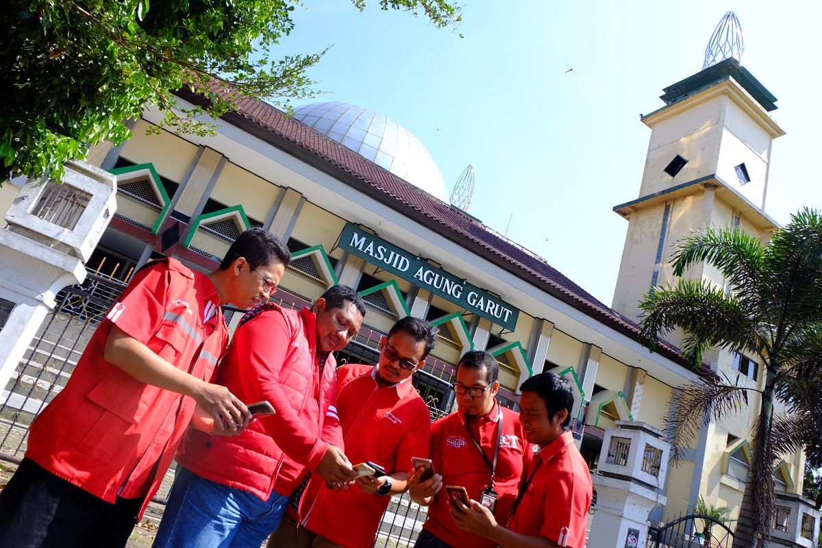 GM ICT Operation Regional Jabar Telkomsel Ardhiono Trilaksono (Kedua Kiri) bersama team Jelajah RAFI Telkomsel Jabar 2019, melakukan pengecekan jaringan di 3 jalur utama mudik di wilayah  Jawa Barat. Tiga Jalur tersebut adalah Jalur Pantai Utara (Pantura), Jalur Pantai Selatan (Pansela) hingga kawasan wisata Puncak yang diprediksi akan mengalami peningkatan dan lonjakan trafik jelang Lebaran 1440 H.

