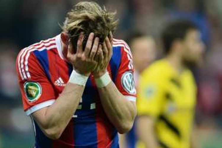 Gelandang Bayern Muenchen, Bastian Schweinsteiger, kecewa karena timnya disingkirkan Borussia Dortmund pada semifinal DFB Pokal di Stadion Allianz Arena, Muenchen, Selasa (28/4/2015). Bayern kalah melalui adu penalti 0-2 dari Dortmund.