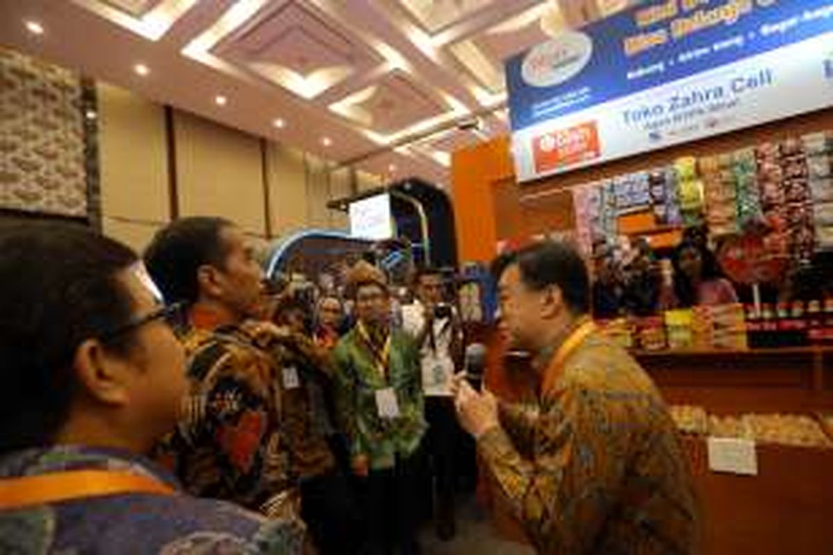 Direktur Utama PT Bank Tabungan Pensiunan Nasional Tbk Jerry Ng tengah menjelaskan tentang BTPN Wow kepada Presiden Joko Widodo pada acara Indonesia Fintech Festival & Conference.