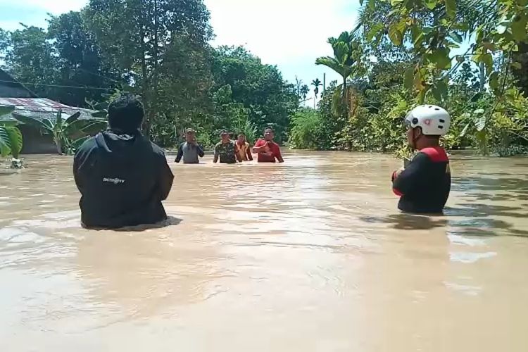 Sungai Salu Battang meluap, merendam empat kelurahan. di Kecamatan Telluwanua.Kota Palopo, Sulawesi Selatan, Minggu (09/10/2022) sore,