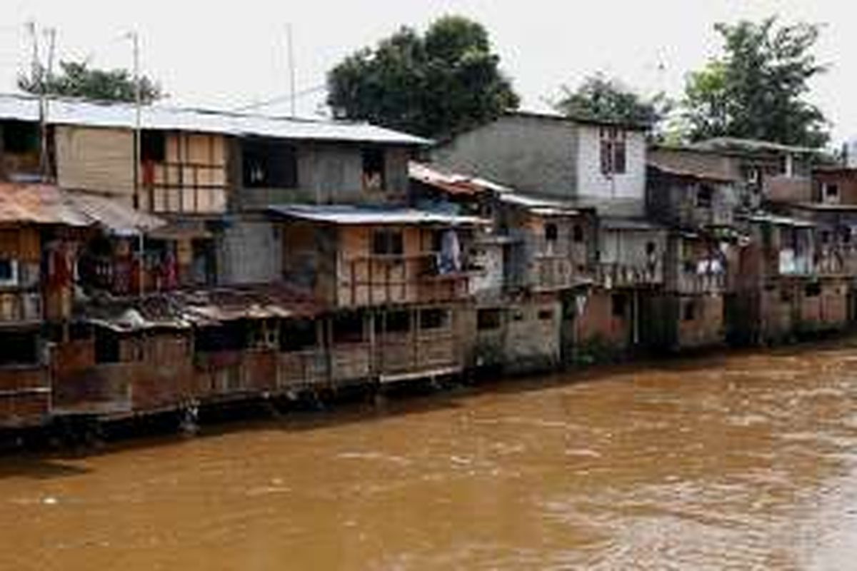 Suasana permukiman kumuh di bantaran Sungai Ciliwung, Bukit Duri, Jakarta, Jumat (22/7/2016). Pemerintah Provinsi DKI Jakarta akan segera menggusur bangunan dan permukiman di kawasan Bukit Duri yang berbatasan langsung dengan Sungai Ciliwung dan akan merelokasi warga yang rumahnya terkena gusur ke Rusun Rawa Bebek.