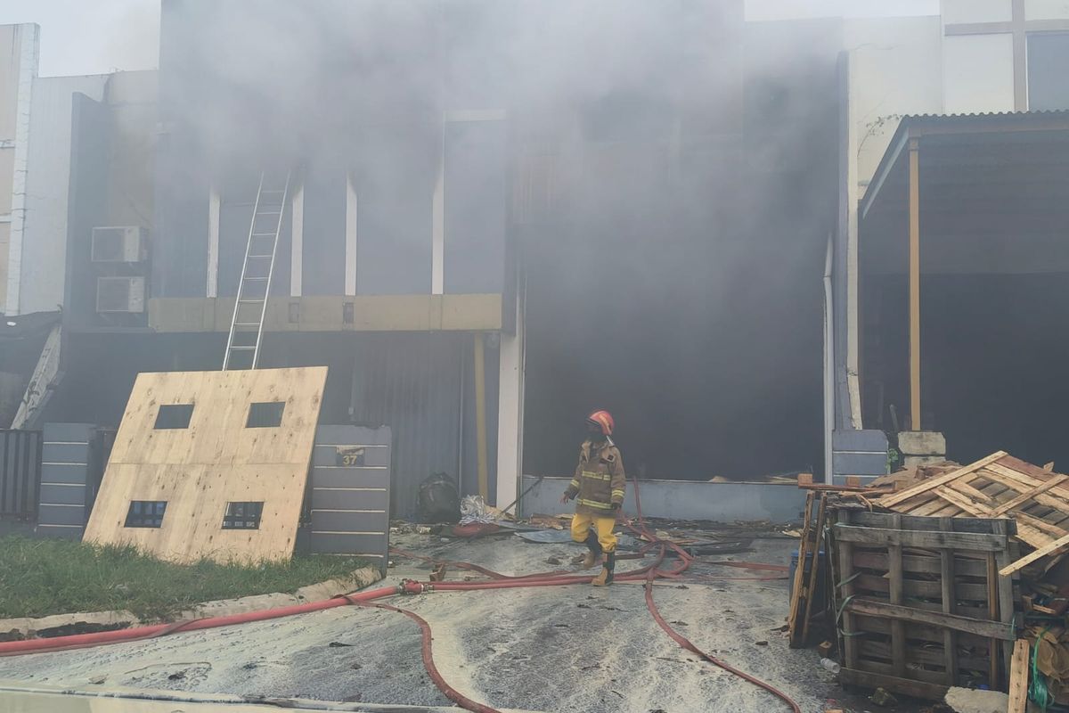 Gudang Pestisida di Tangsel Terbakar, Cemari Aliran Sungai Jalatreng