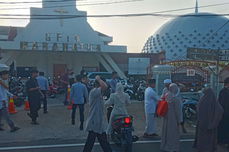 Gereja Maranatha dan Masjid Agung Kubah Timah Pangkalpinang, Kepulauan Bangka Belitung yang dipadati jemaah Idul Fitri, Rabu (10/4/2024).