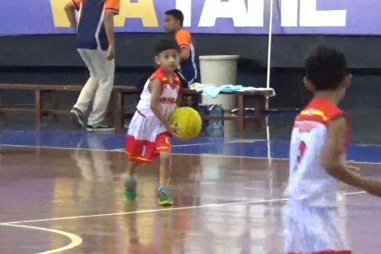 Cucu pertama Presiden Joko Widodo (Jokowi) Jan Ethes Srinarenda tampil mengemaskan saat bertanding permainan bola basket.