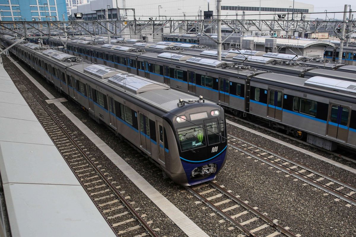 Rangkaian kereta Mass Rapid Transit (MRT) saat uji coba dari Stasiun Lebak Bulus ke Bundaran HI di Jakarta, Senin (18/2/2019). Kereta MRT atau Ratangga akan dibuka untuk komersil antara tanggal 24 - 31 Maret 2019.