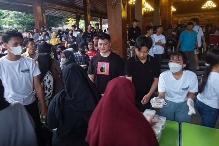 Kampung Semarak Ramadhan kembali digelar di Pemerintah Kota (Pemkot) Solo, Jawa Tengah. Kali ini, Chef Arnold Purnomo bersama YouTube dan Komikan, ikut menyemarakan, membagikan 1.000 porsi paket nasi gulai, Sabtu (25/3/2023).
