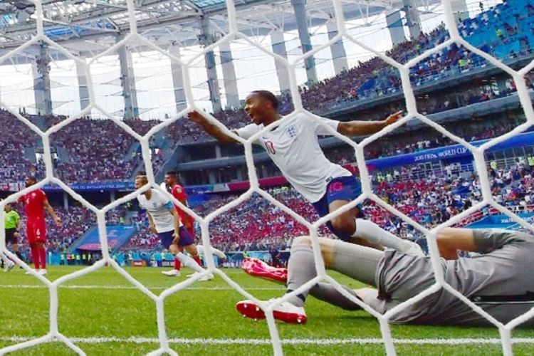 Gelandang timnas Inggris, Raheem Sterling, merayakan gol Harry Kane ke gawang Panama pada pertandingan Grup G Piala Dunia 2018 di Nizhny Novgorod, 24 Juni 2018. 