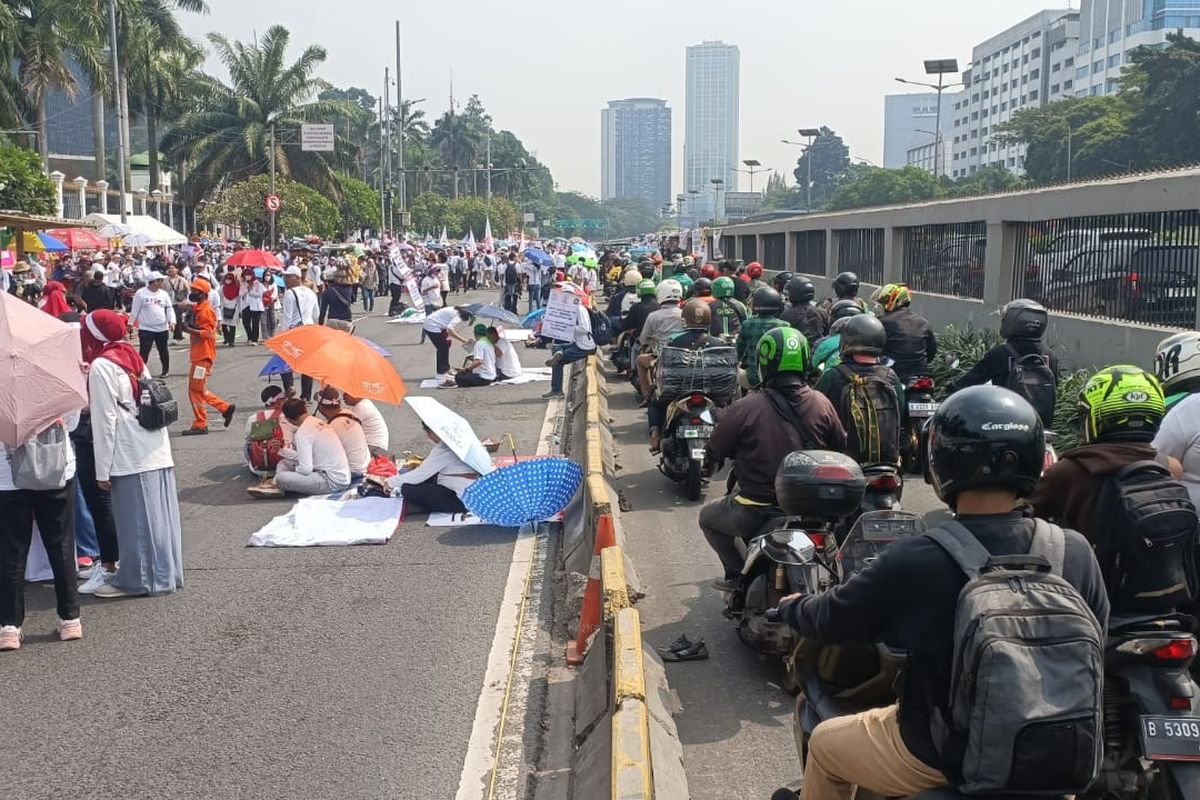 Ratusan kendaraan yang melintas di Jalur TransJakarta tepatnya di depan Gedung DPR RI, Jalan Gatot Subroto, Jakarta Pusat, Senin (5/6/2023). Pengalihan arus lalu lintas dilakukan imbas unjuk rasa tenaga kesehatan.