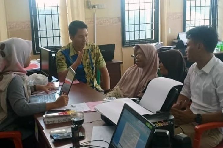 Surawati (tengah, jilbab coklat) menjalani pemeriksaan di Polda Lampung, Kamis (27/2/2020). Surawati dituduh menculik anak. (Foto: Humas Polda Lampung)